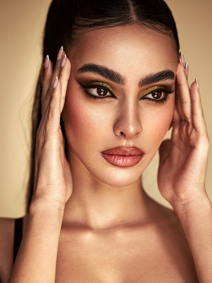 Instagram post by @lara_gilles for Profoto. Caption reads: [...] |
📸Shot with @canondeutschland @profoto....