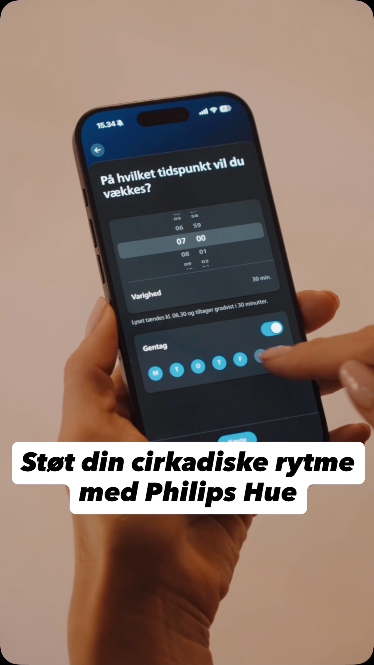 Instagram post by @emilthorup for Philips Hue. Caption reads: Med @philipshue kan du både have luksus lys og....