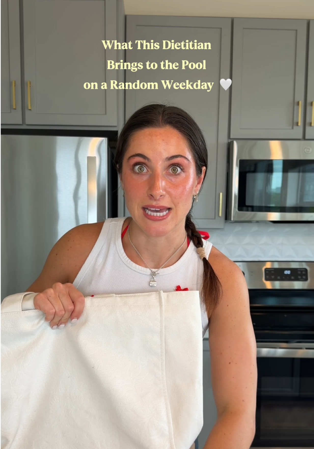 TikTok post by @melanierazz_ for Clean Simple Eats. Caption reads: [...] 🤍 #summeressentials #csepartner @Clean....
