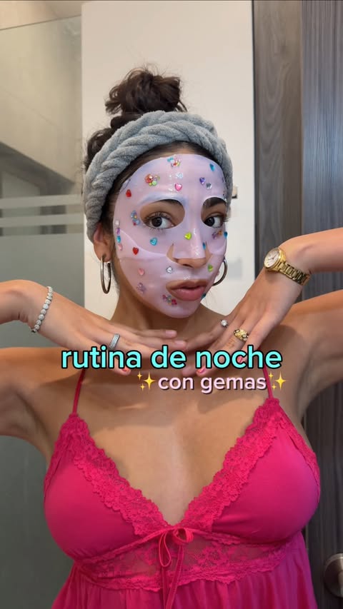 Instagram post by @rosy.salinass for NIVEA. Caption reads: [...] (y me uno al trend bedazzled yeiii)....