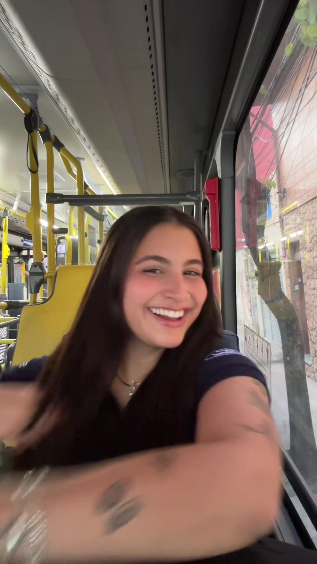 TikTok post by @anavinha_ for Hidratei. Caption reads: [...] pra ir do trabaio pra facul com @Hidratei ,....