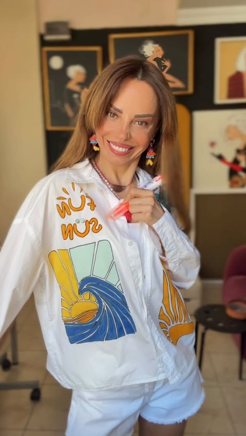 Instagram post by @elisaycan for Mavi. Caption reads: Bulduğu her şeye resim yapan o kızsındır 🎨 🙂‍↔️....