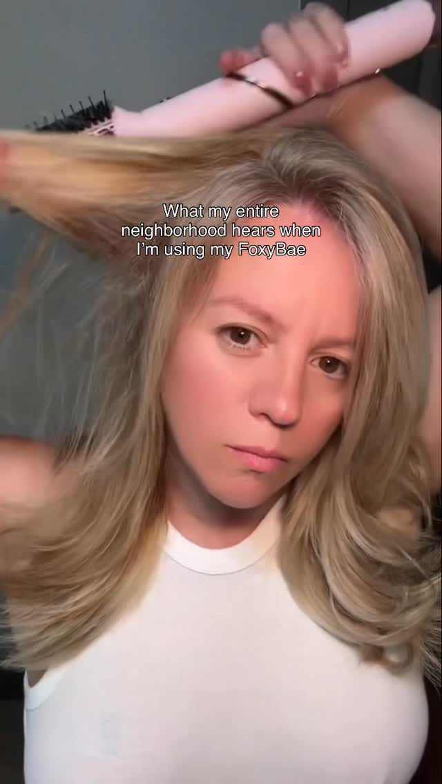 Instagram post by @andidiazlifeinfluencer for FoxyBae Hair. Caption reads: [...] I used my heatless devices....