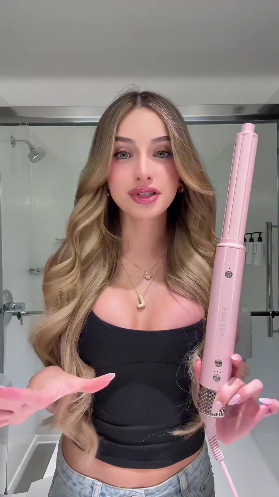 TikTok post by @lindceybeautyy for FoxyBae Hair. Caption reads: how to use the VIRAL @FoxyBae Hair Airwrap! 💖👀....