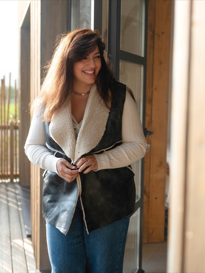 Instagram post by @unefilleenprovence for Ulla Popken. Caption reads: Photo 1 ou 2 ? 🍂

____
Veste @ullapopken_official....