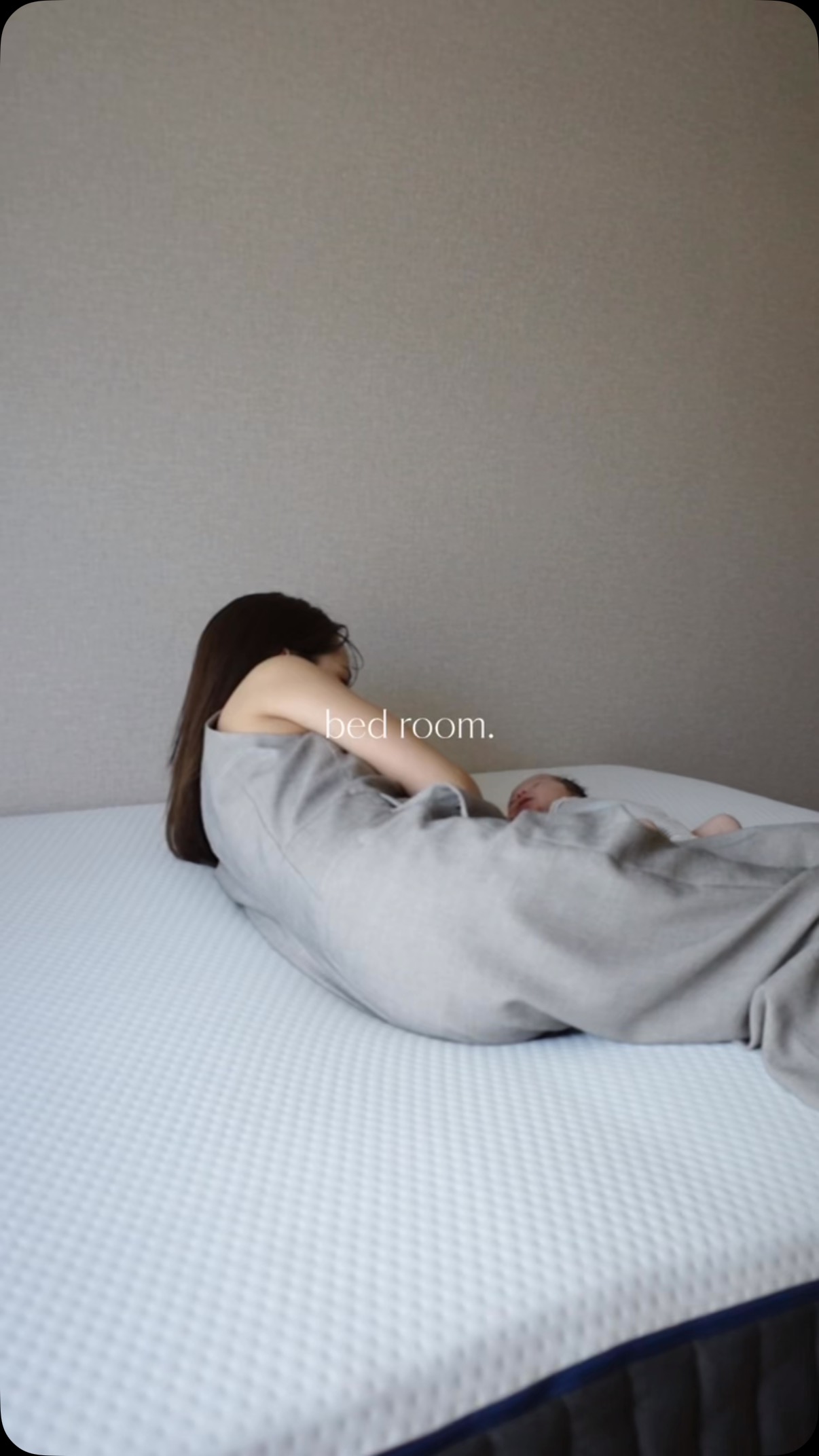Instagram post by @rio.29dy for Emmasleepjapan. Caption reads: bed room.

我が家も愛用しているエマ・スリープのハイブリッドモデル
エマ・プレミアム V2....