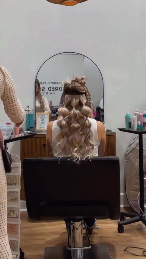 Instagram post by @wb_upstyles for DESIGNME Hair. Caption reads: [...] @aquagehaircare @sexyhair @designmehair....