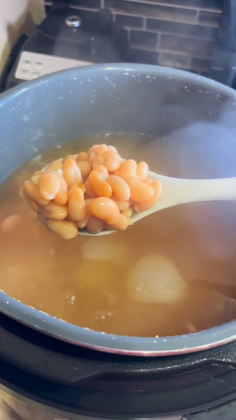 Instagram post by @cocinandoconjennaaay for LunchEAZE. Caption reads: One of my fears came true 😭 I was making beans in....