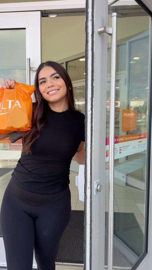 Instagram post by @jasmineeileenn for DERMA•E. Caption reads: [...] on my favorite skincare line by @dermae be....