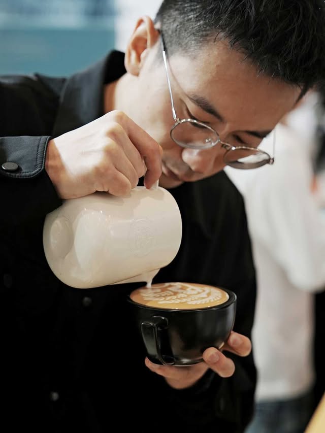Instagram post by @barista_fan for Mhw3bomber. Caption reads: [...] 15D70
#LatteArt #CoffeeExpo #shenzhen....