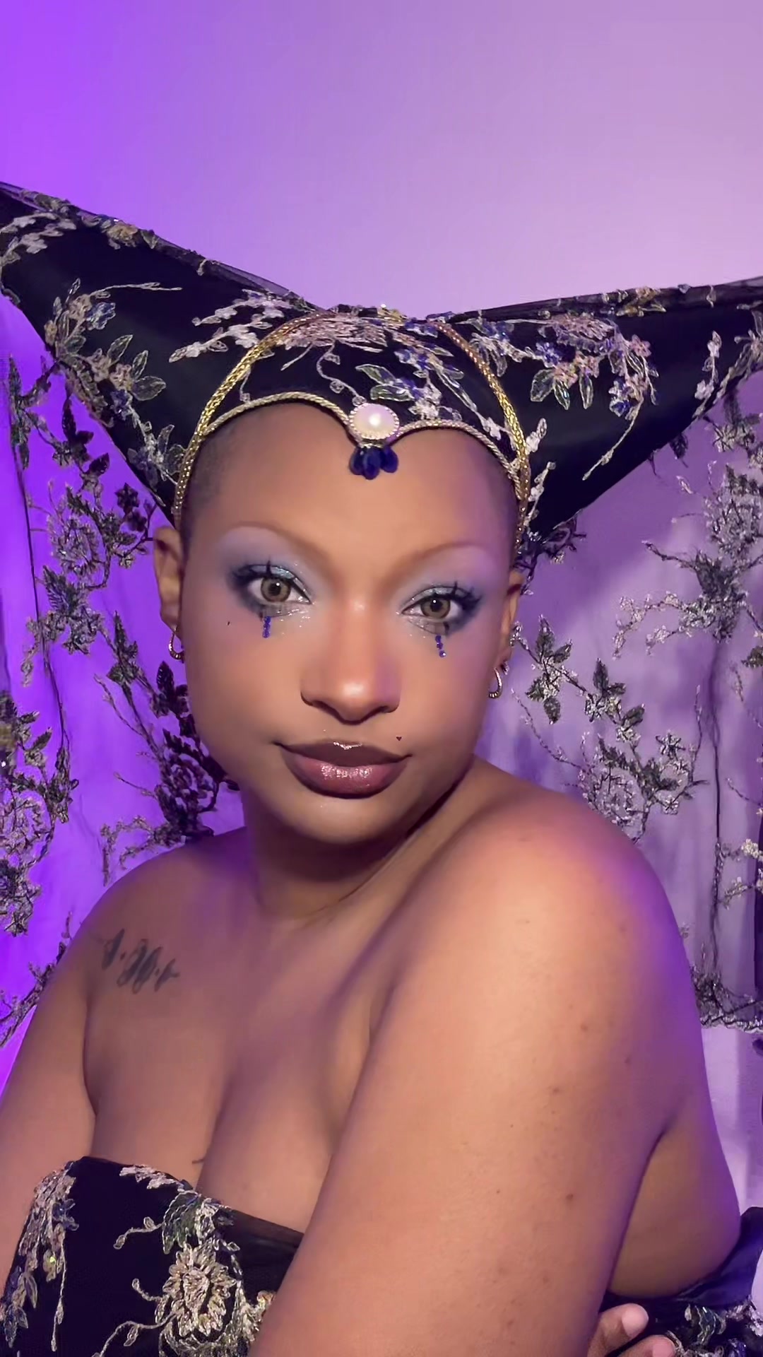 TikTok post by @kamranmc for Flortte Beauty. Caption reads: [...] skin - Hyper shine gloss in DND @FLORTTE....