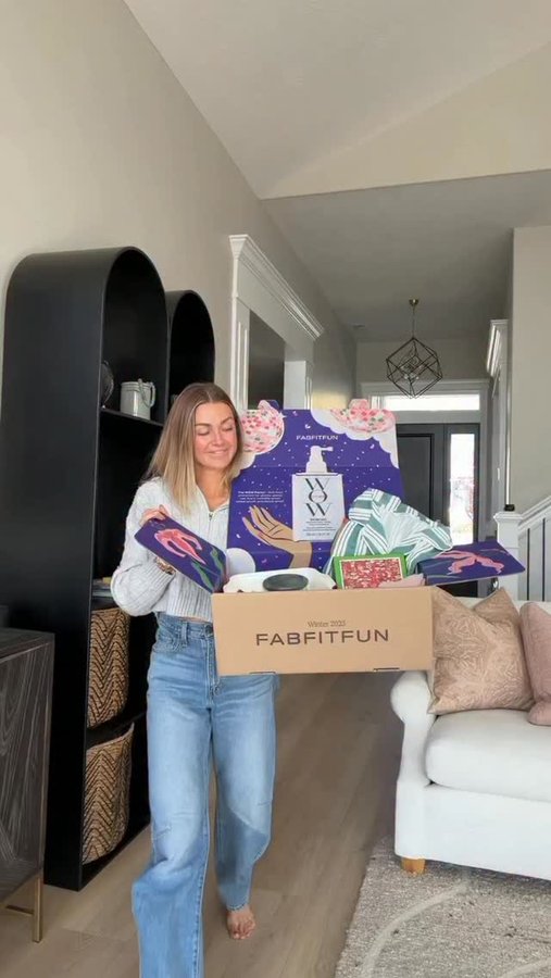 Instagram post by @lindsarnold for FabFitFun. Caption reads: Who doesn’t love a midday sweet treat? My winter....