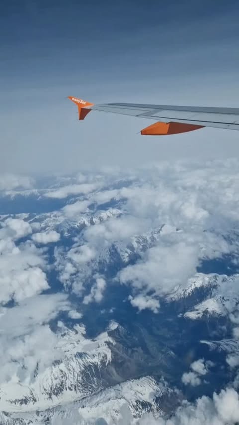 Instagram post by @elizabeth_rebecca_twins2020 for Luxury Escapes. Caption reads: [...] for 10% off your next Luxury Escapes....