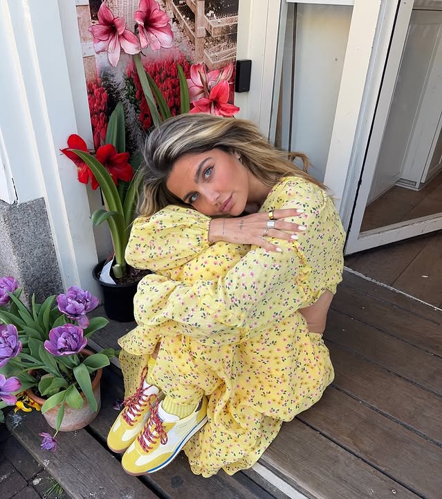 Instagram post by @redd.moon for Victoria Shoes. Caption reads: Amsterdam with @victoria_shoes 🌞🌷.
