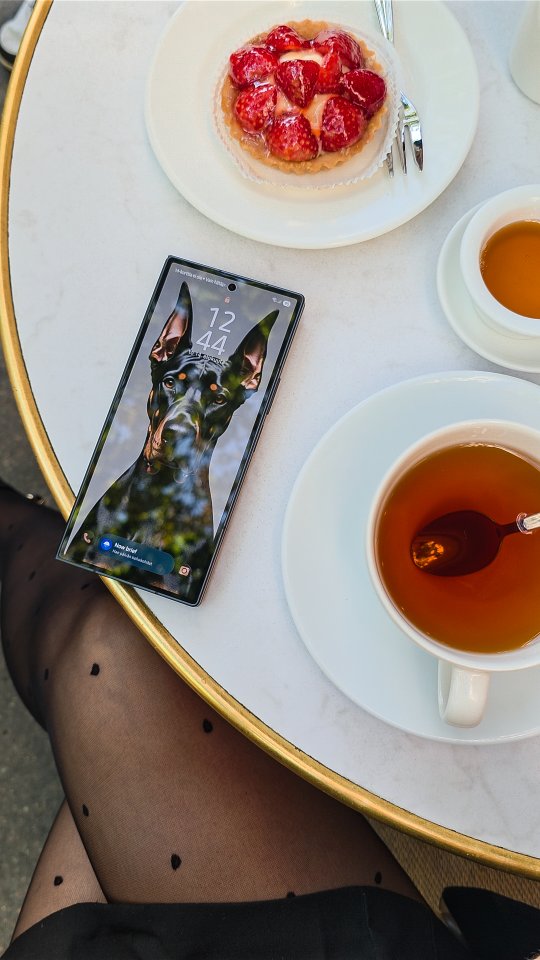 Instagram post by @ainorossi for Samsung Sverige. Caption reads: Mainos @samsungnordics 🖤📱
Samsung Galaxy Z Fold7....