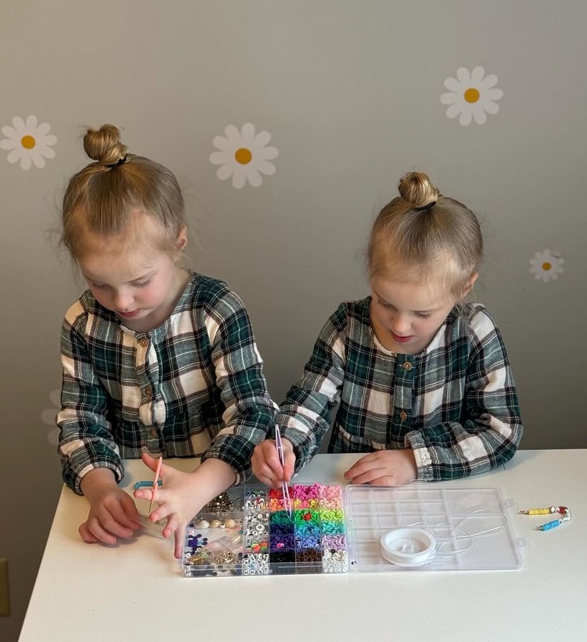 Instagram post by @inka_aaaaaa for Gionlion. Caption reads: [...] - beads for making bracelets, from....