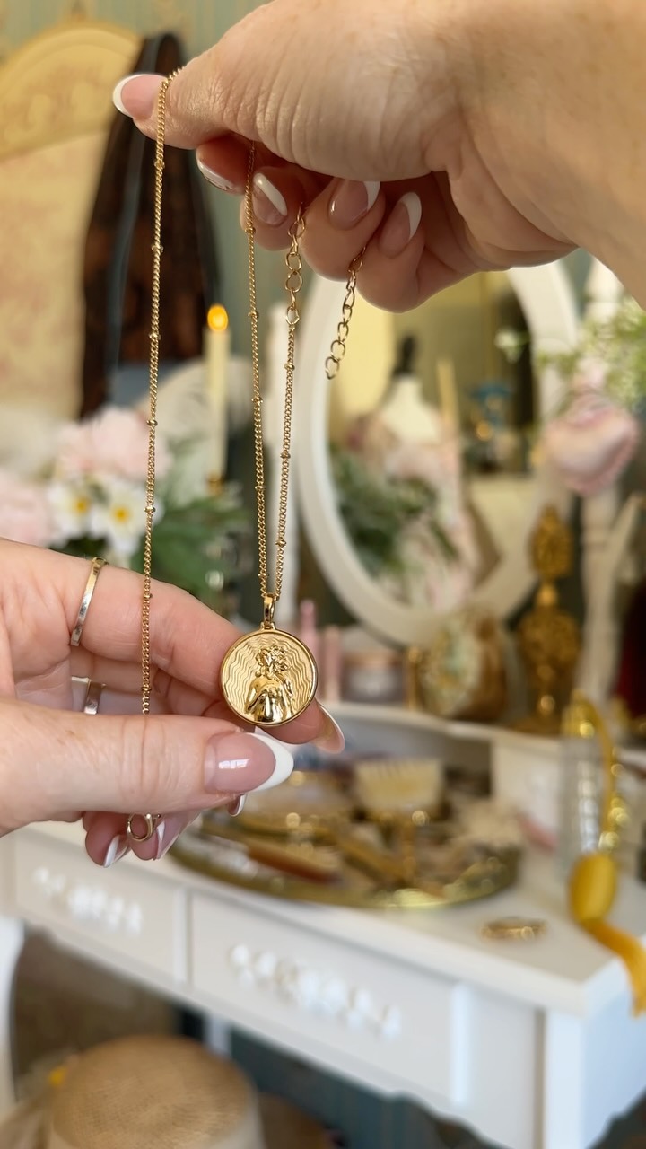 Instagram post by @travelmomoirs for Awe Inspired. Caption reads: [...] off your order of $100 or more from Awe....