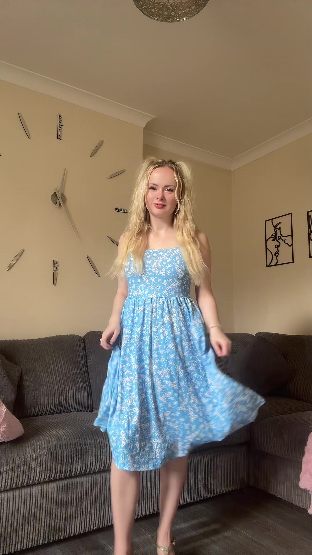 TikTok post by @tiamariee0 for AvidLove. Caption reads: [...] click the link to look for yourself 💙....
