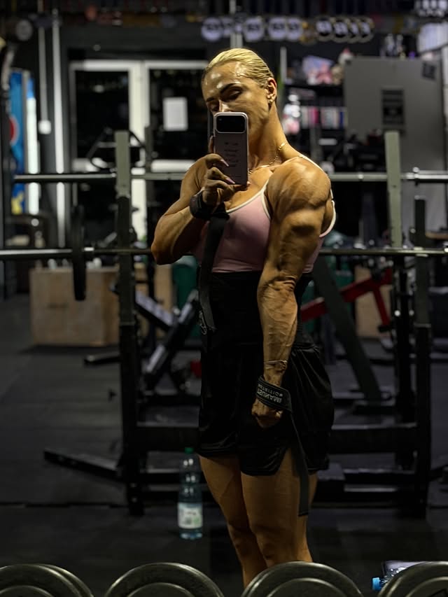 Instagram post by @zawlockapaulina_ifbbpro for TEVEO. Caption reads: [...] #nofilterneeded #figure #bodybuilding @teveo....