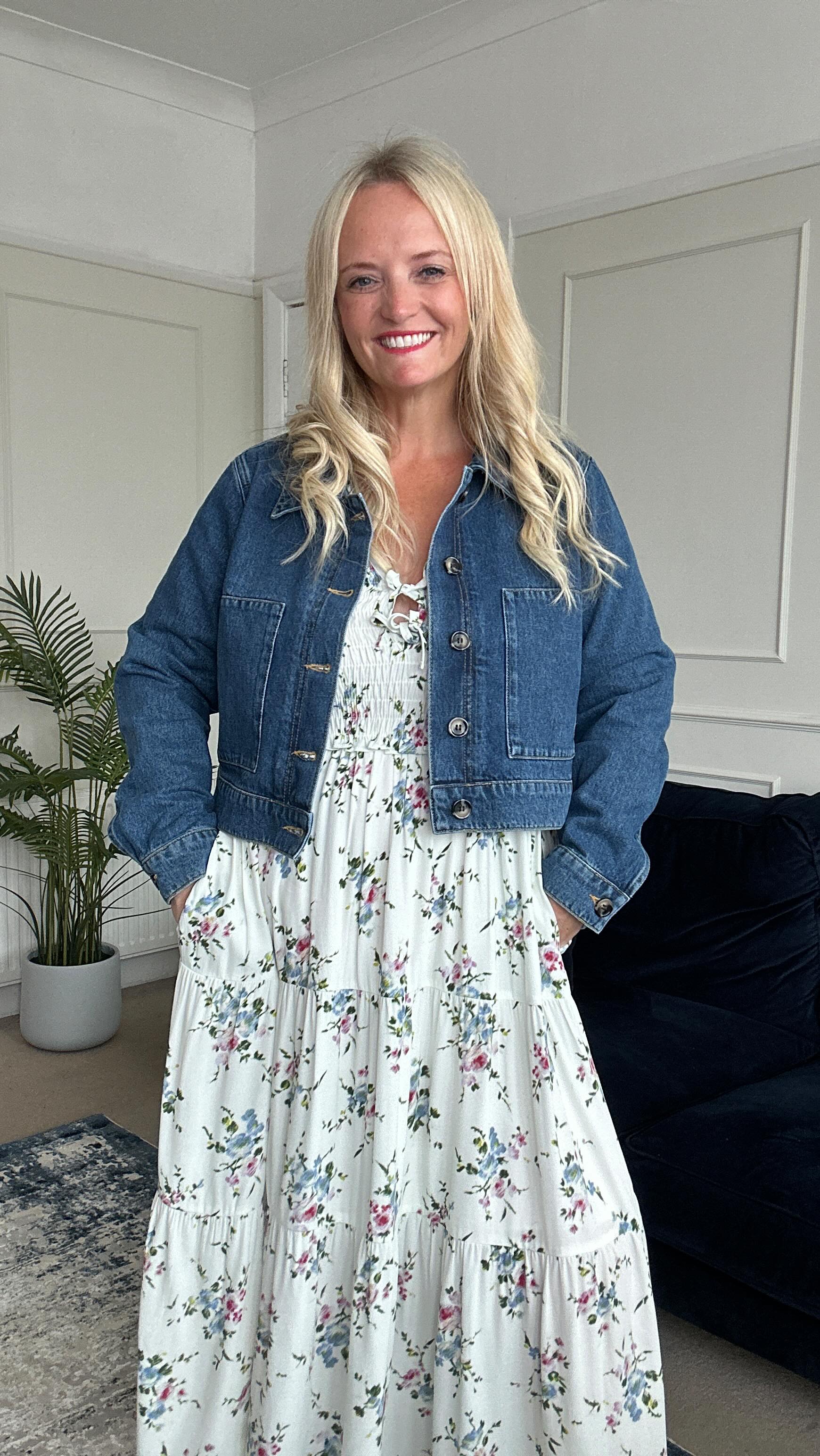 Instagram post by @dress_loving_mama for Baukjen. Caption reads: [...] and this Melania Smock Midi Dress from....