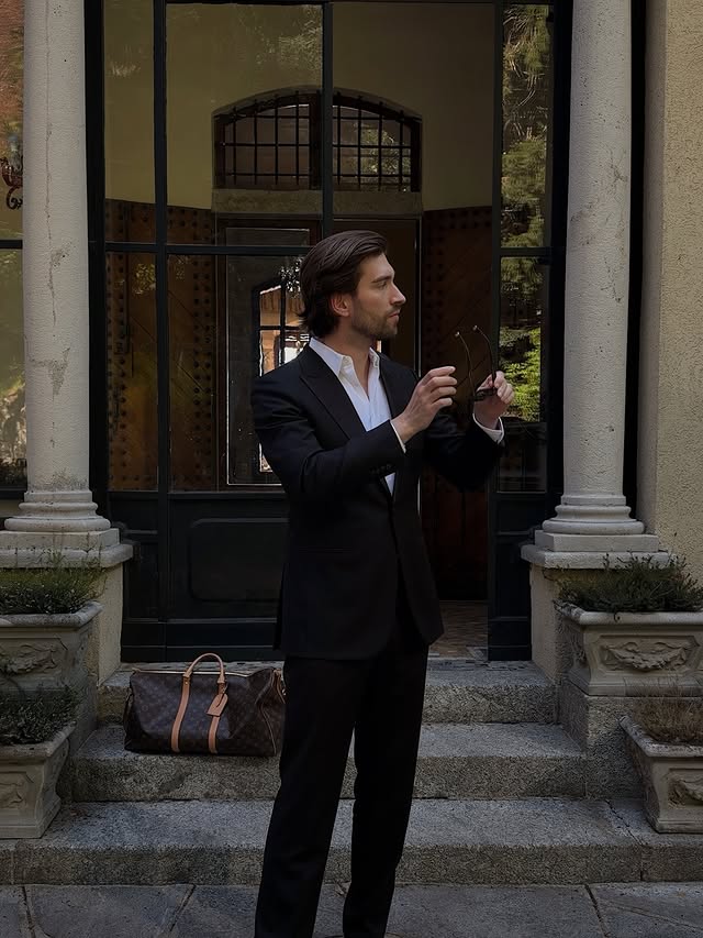 Instagram post by an influencer for Casa Far Niente. Caption reads: Casa Club Como @casafarniente @garamondsworld....