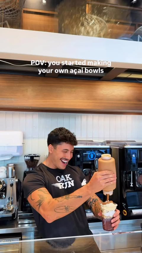 Instagram post by @alexdelucax for OAKBERRY. Caption reads: [...] 😂 _____ A whole açaí experience at....