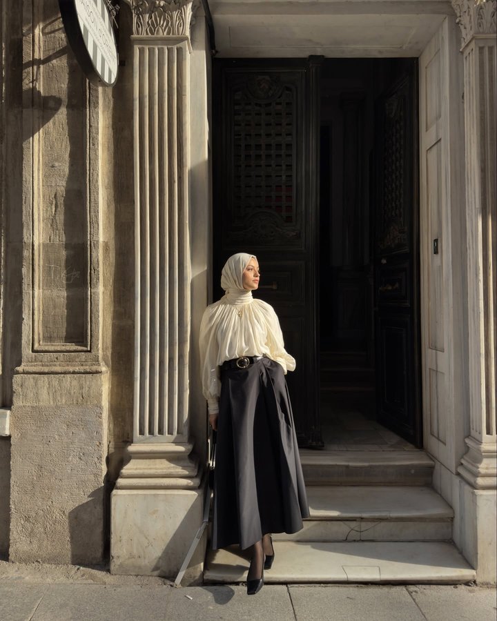 Instagram post by @aysenurcoskunn for SUUD COLLECTION. Caption reads: bugün🤍 

#reklam.