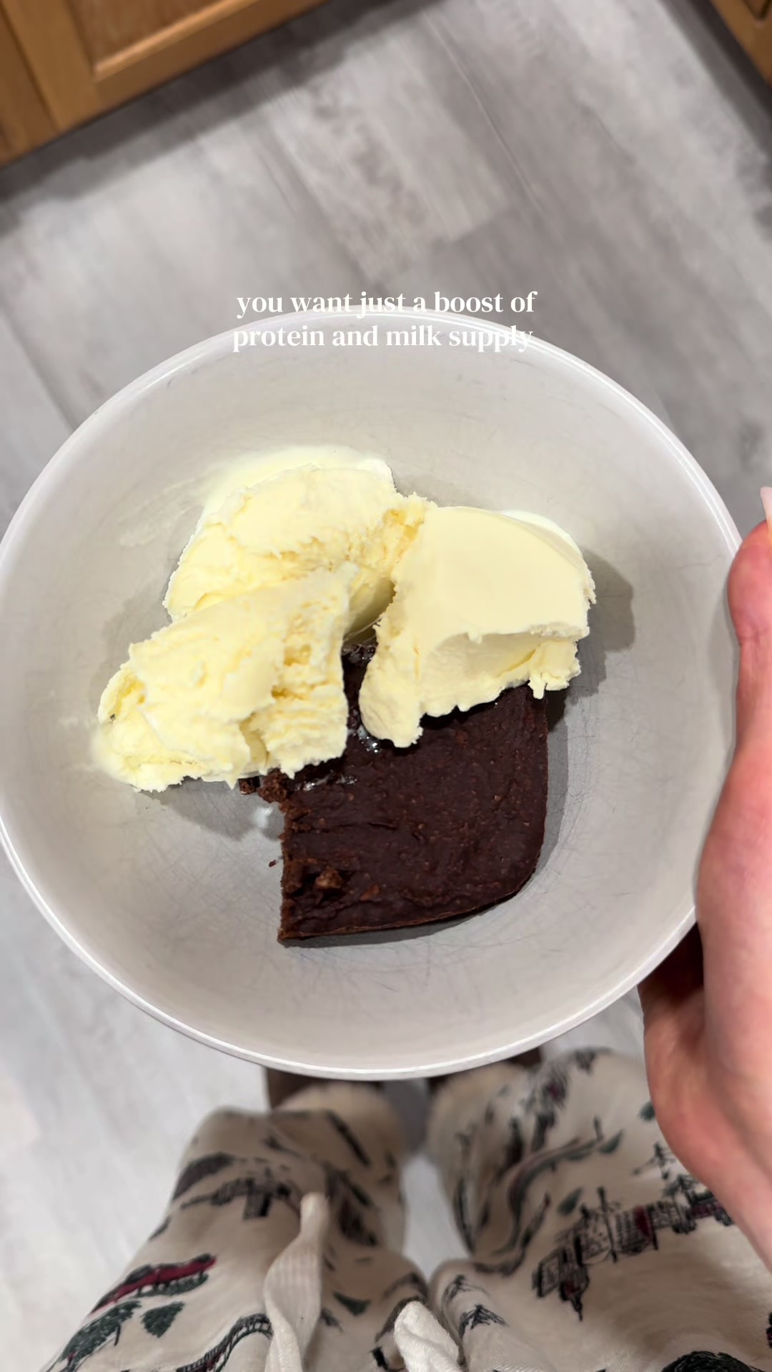 TikTok post by @vialettaknurov for Wellious. Caption reads: [...] #sahm #ftm #protein #brownies #baking....