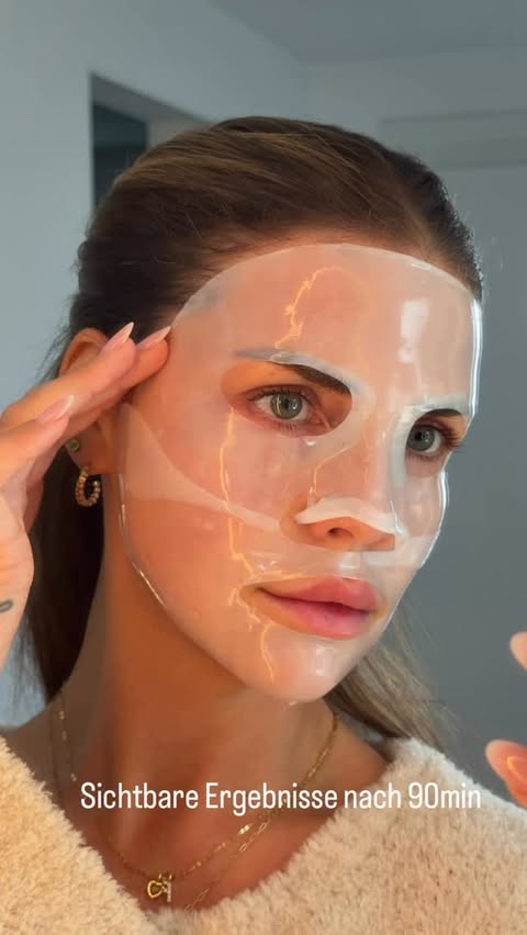 Instagram post by an influencer for L'Oréal Paris. Caption reads: [Anzeige] POV: Glass Skin mit nur zwei Produkten....