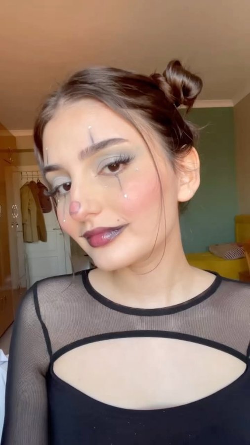 Instagram post by @mrvlpr for Callista Beauty. Caption reads: son dakika halloween partisine kostüm yerine....