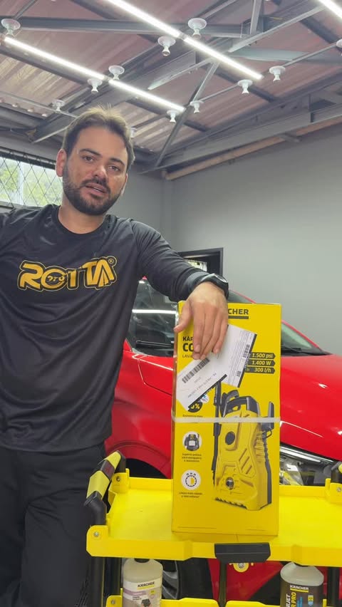 Instagram post by @radzinskigarage for Karcher. Caption reads: A menorzinha da Karcher. #karcher #lavar #carro....