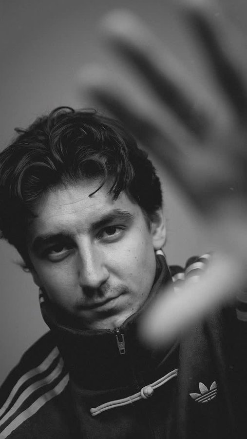 Instagram post by @griggen_ for Picsart. Caption reads: Easy Portrait Idea ✋#Picsart #picsartpartner....