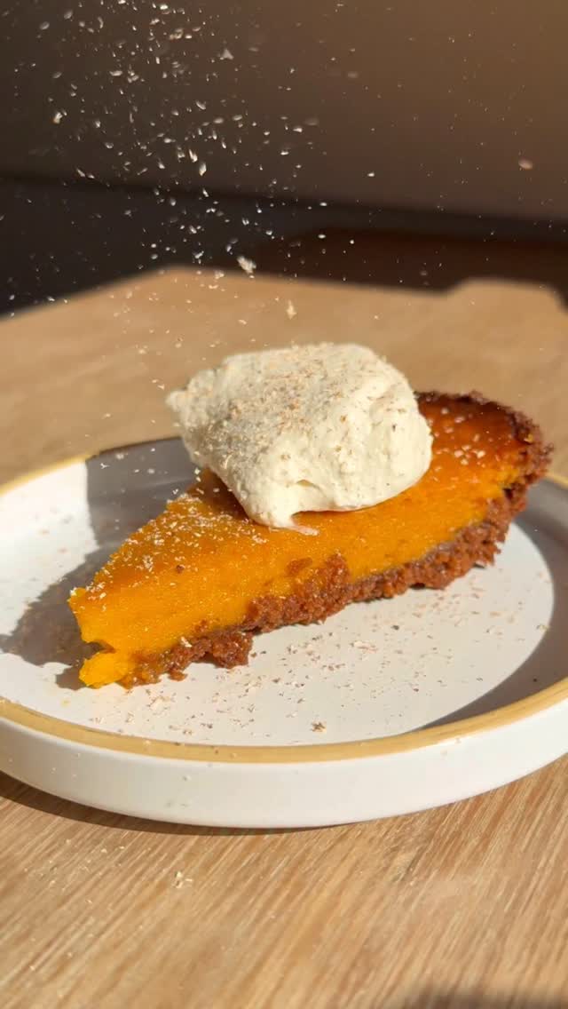 Instagram post by @glowwithella for Simple Mills. Caption reads: [...] 🥧

Made with my absolute favorite....