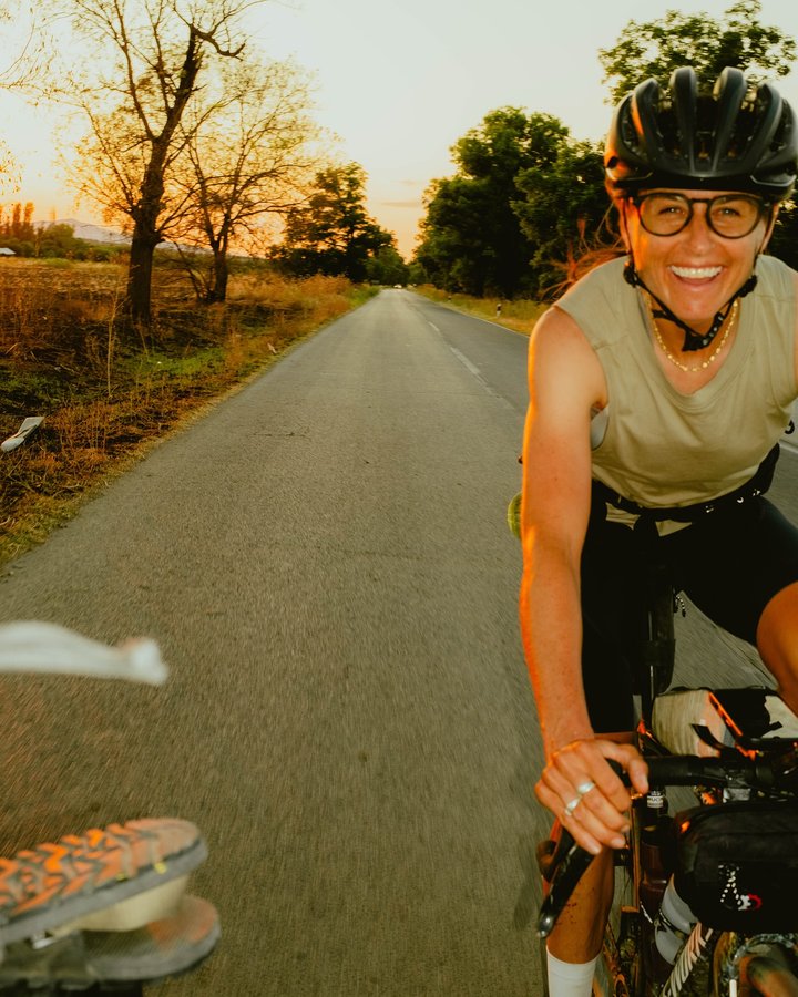 Instagram post by @laelwilcox for komoot. Caption reads: Transcontinental preview 🍕 

Rue & I spent a....