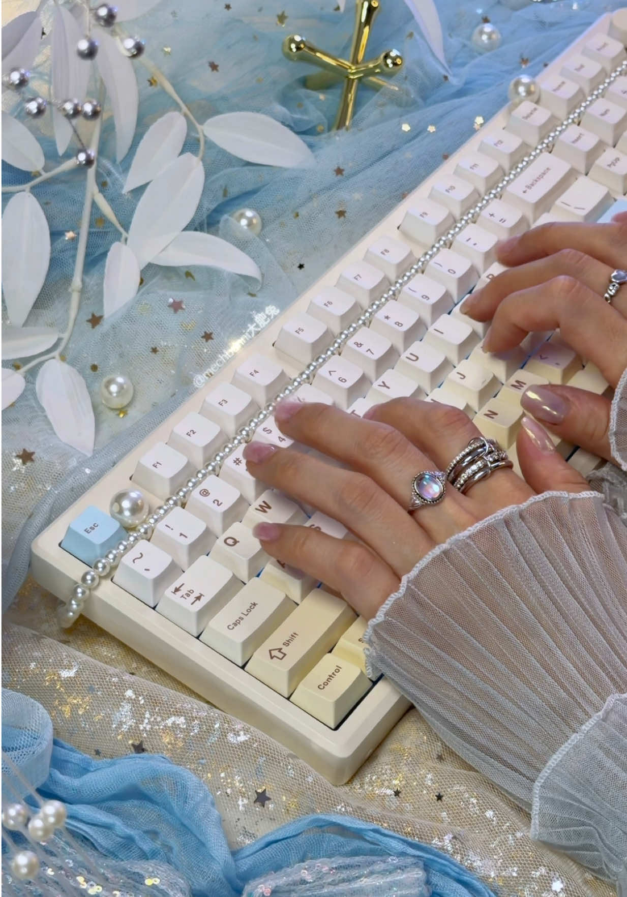 TikTok post by @mechbunni for Epomaker. Caption reads: ASMR 🎁@Epomaker Keyboard GALAXY100 Lite in Creamy....