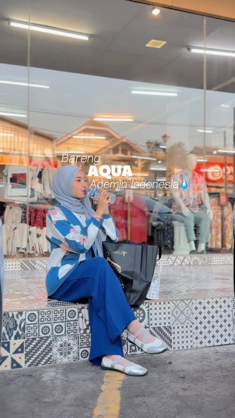 Instagram post by @dewiirmayanti30 for Sehat AQUA. Caption reads: [...] kita sendiri bareng #AQUAdemIndonesia....