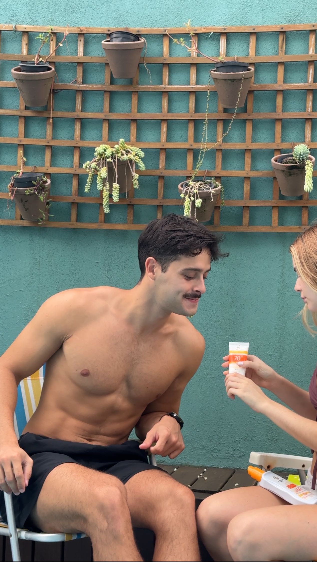 Instagram post by @eduardo.godinho for Australian Gold. Caption reads: Vidas solteiras importam 😭😭 A Anna disse que eu....