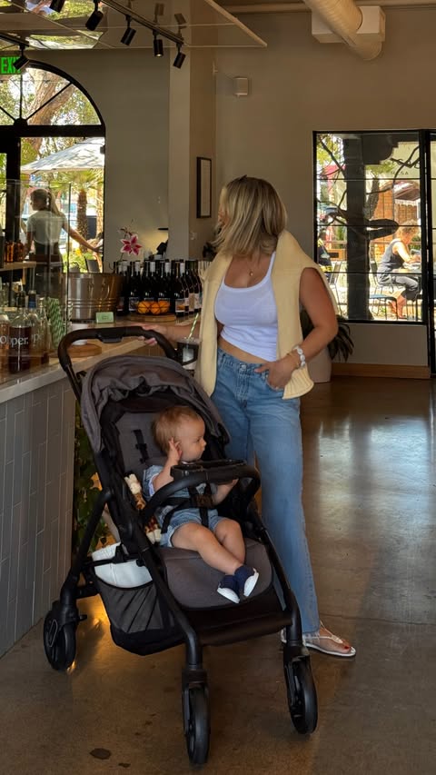 Instagram post by @samanthaannejacob for Graco. Caption reads: [...] a mom is the best job ever! 🤎 This @graco....
