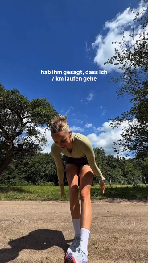 Instagram post by @fitmitdebbs for WHOOP. Caption reads: [...] link in meiner Bio könnt ihr @whoop 4 Wochen....