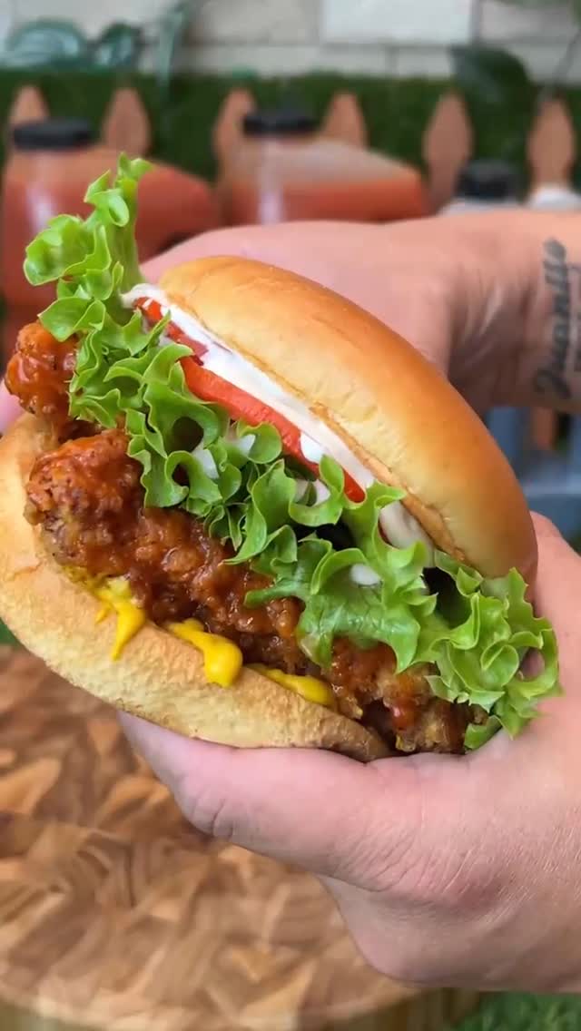 Instagram post by @soyphillip for Frank's RedHot. Caption reads: Compra, Registra y Gana con FRENCHS Y....