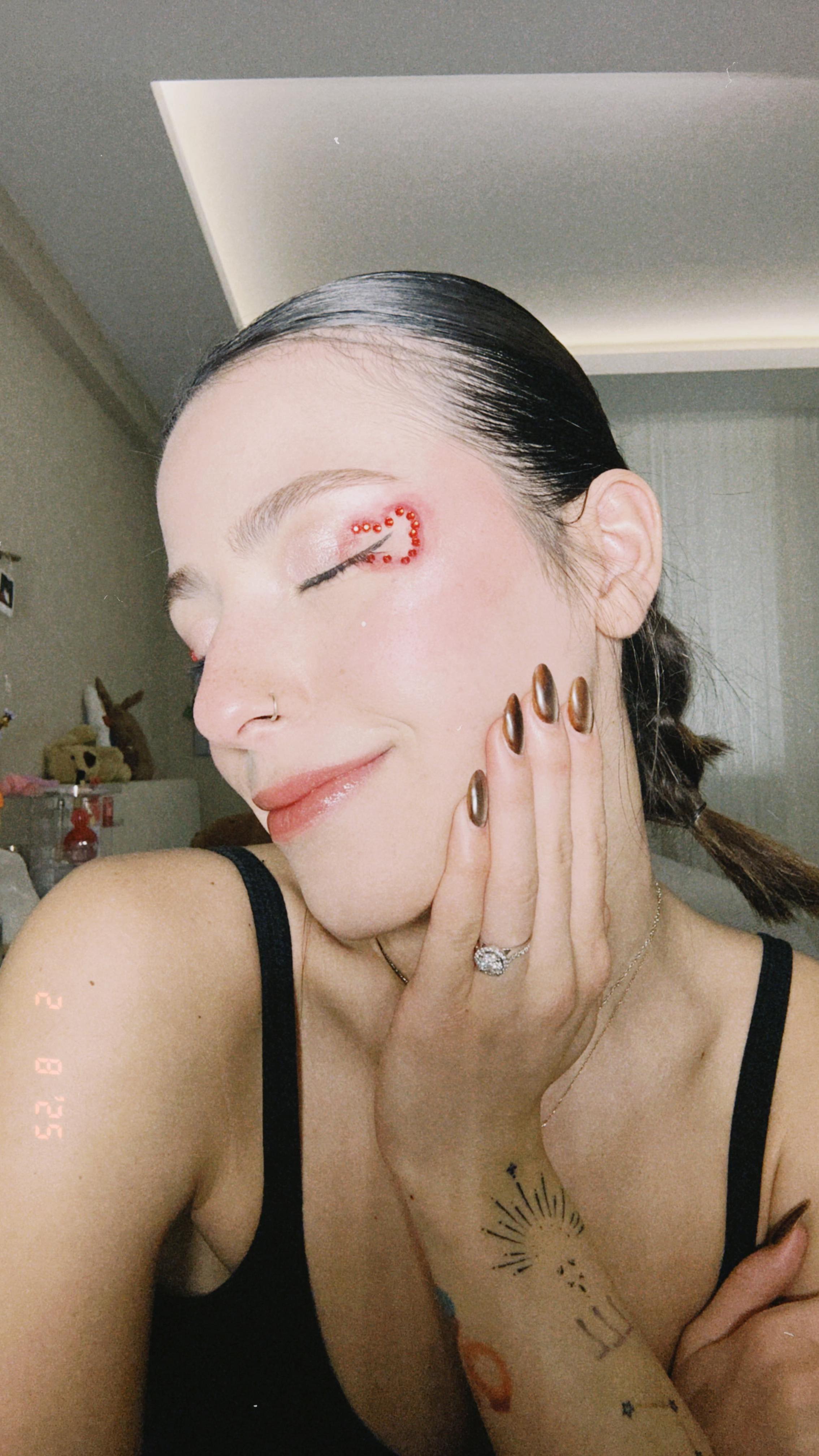 Instagram post by @denkaradag for Callista Beauty. Caption reads: kalp kalbe karşı derler....