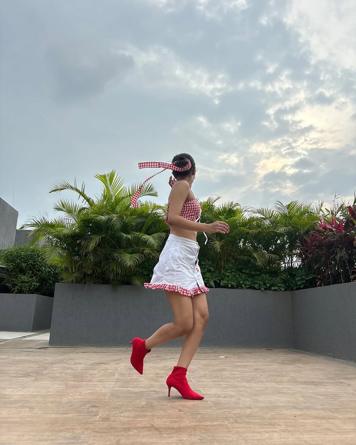 Instagram post by @thateclecticone for Dorothy Perkins. Caption reads: 2 shirts turned into a coord set 🌺.