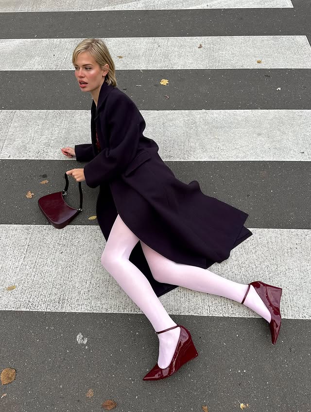 Instagram post by @linda.sza for BERSHKA. Caption reads: [...] wake up it’s colorful tights season @bershka.