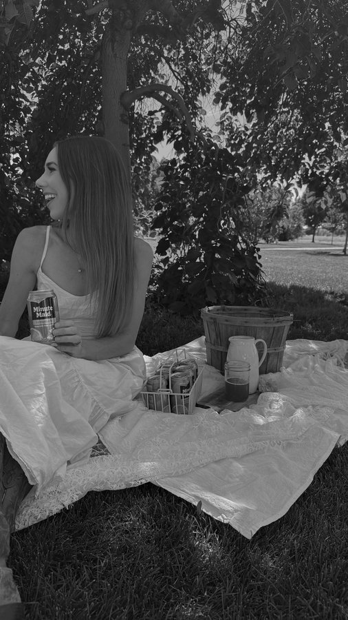 Instagram post by @alli.weisss for Minute Maid. Caption reads: [...] savor these golden end-of-summer days....