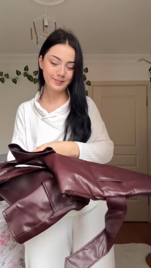 Instagram post by @efsaerin for Oysho. Caption reads: bir numaralı kıyafet bulma uzmanim = @neslyyce....