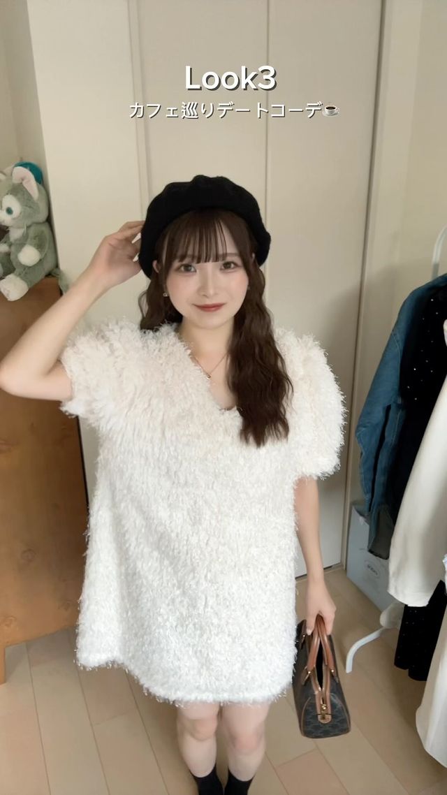 Instagram post by @77_sakura_ for Gluck. Caption reads: 秋デートコーデLook3🍂🤎
何番目が好き？

#秋服#秋コーデ#ネックレス#ペアネックレス#ブ....