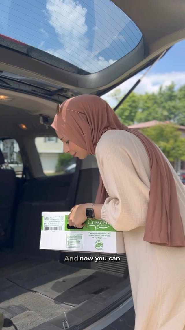 Instagram post by @suhedanur for Crescent Foods. Caption reads: [...] Dear my Muslim Chicagoan fellows📣....