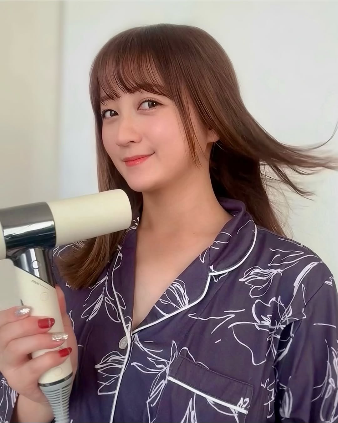 Instagram post by @official_ayaka_502 for KINUJO. Caption reads: ⁡
相変わらず出張続きの私です🙋‍♀️
⁡
そんな最近の出張のお供が
こちらのKINUJOのドライ....
