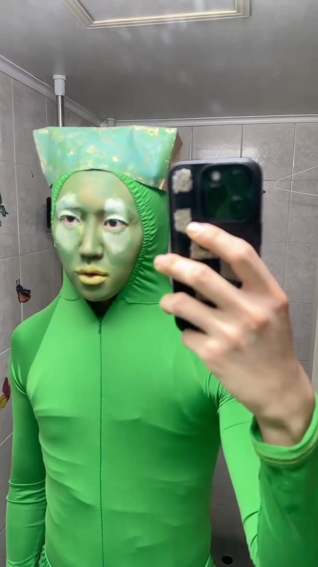 Instagram post by @nanman_guy for Duolingo. Caption reads: POV : 그녀가 외국어 잘하는 사람이 이상형이라고 했다 @duolingokorea....