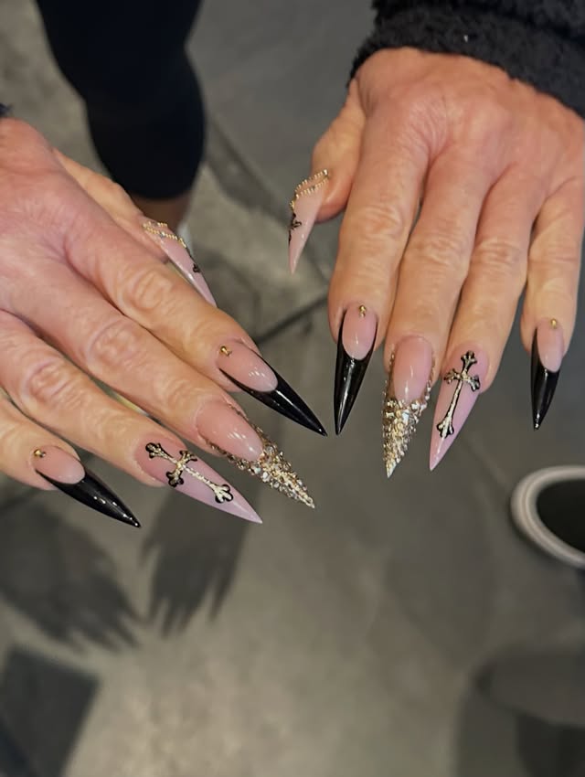 Instagram post by @courtneycantwell_nails for VBeautyPure. Caption reads: [...] diamond gel, non wipe Top coat by....